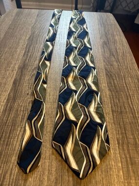 Men's Wave-Pattern Tie in Navy, Green and Cream
